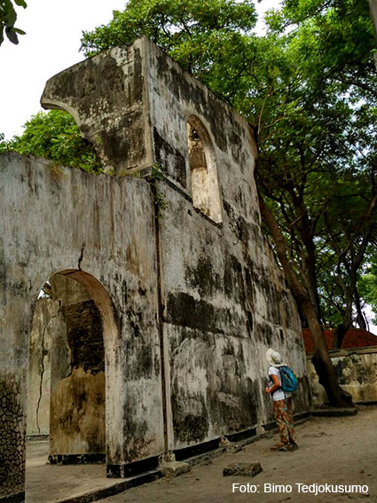 Sisa bangunan rumah sakit di Pulau Cipir