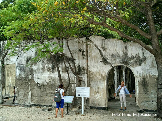 Pengunjung berpose di sisa bangunan rumah sakit haji di Pulau Cipir