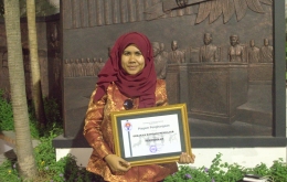 Asni menerima Penghargaan Pemuda Indonesia 2015 dari Kemenpora RI (foto: Dokumentasi GKM)