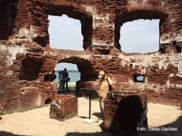 Bagian dalam sisa benteng Martello di Pulau Kelor
