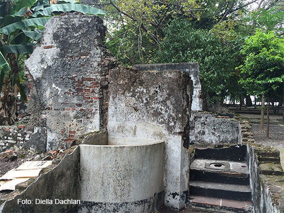 Sisa bak mandi dan wc rumah karantina haji di Pulau Onrust