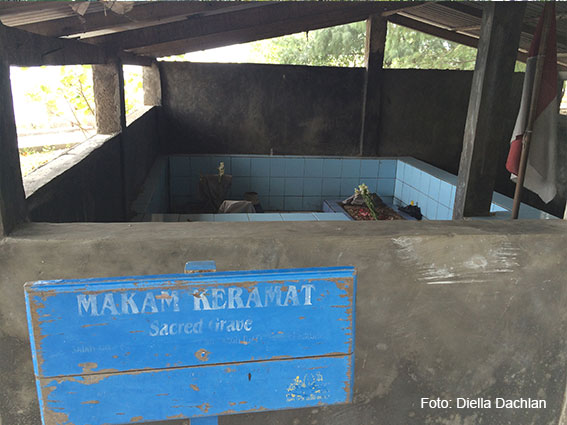 Makam keramat yang masih misterius. Makam ini berbeda dengan makam-makam