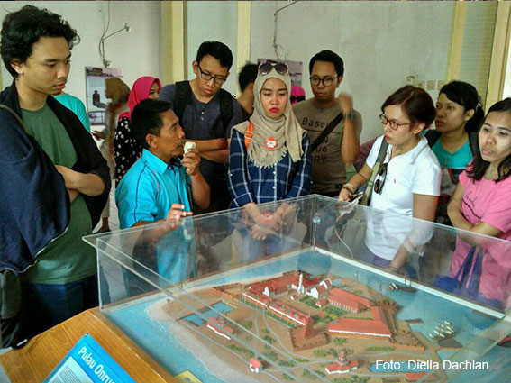 Sebagian peserta trip Tukang Jalan di Museum Arkeologi Pulau Onrust