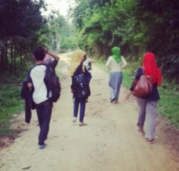 Para relawan GKM berjalan kaki menuju lokasi daerah binaan mereka (foto: Dokumentasi GKM)