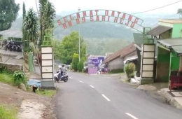 Gerbang kawasan wisata karaoke Sarirejo (foto: dok pri)