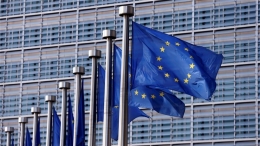 Bendera Uni Eropa dengan 28 bintang melambangkan 28 negara anggota. (foto sumber: aljazeera.org)