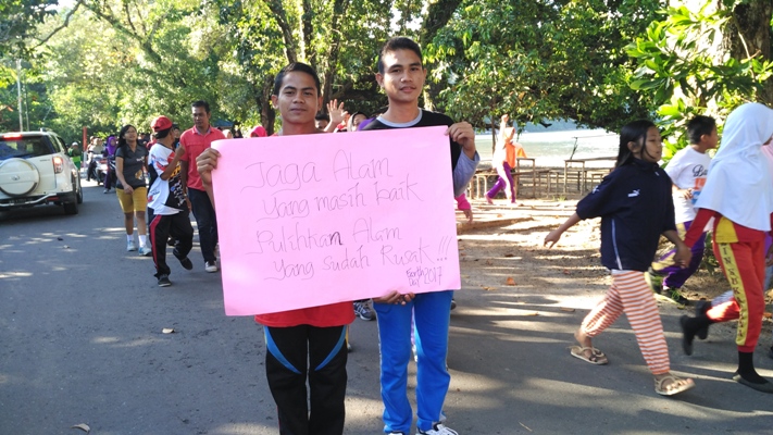 Peserta yang ikut dalam jalan sehat menuliskan pesan untuk bumi. Foto dok. Yayasan Palung