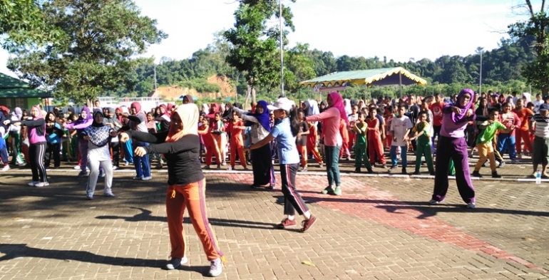 Peserta yang ikut jalan sehat juga melakukan senam pagi bersama untuk kesehatan. Foto dok. Yayasan Palung