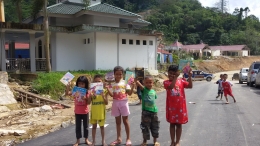 Senangnya anak-anak di perbatasan Indonesia, Entikong, Kalbar, mendapat buku cerita yang saya bagikan. (Foto: Benny Rhamdani)