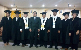 Doktor St. Prabawa Dwi Putranto (nomor empat dari kiri) bersama sidang penguji promosi doktornya. (Foto: Lien D. Ratnawati)