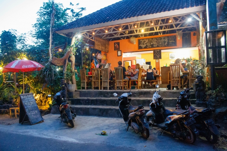 Suasana Cafe Nicks Place Lembongan Bali / dap
