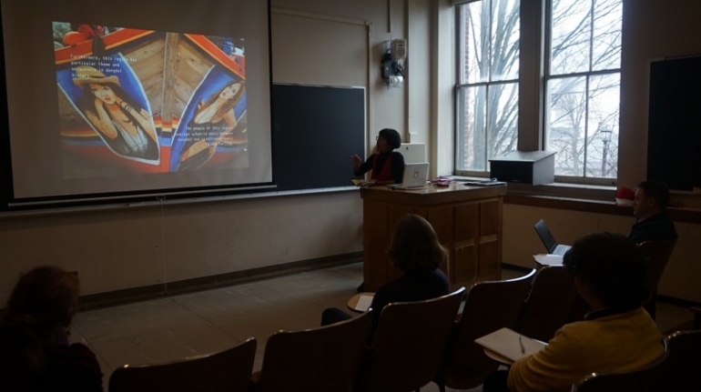 Arum saat memberikan paparan tentang fotonya yang bertema Dangdut Pantura di Cornell University. (foto koleksi pribadi Arum)