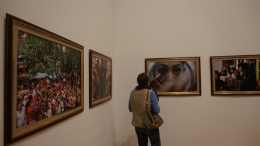 Salah seorang pengunjung sedang mengamati foto-foto tentang Dangdut Pantura. (foto koleksi pribadi Arum)