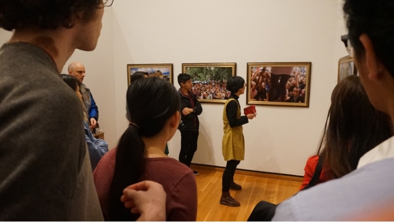 Para pengunjung pameran mendapat penjelasan dari Arum tentang karya-karya fotonya. (foto koleksi pribadi Arum)