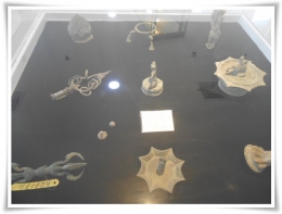 Benda-benda logam dari kapal karam (Foto: Djulianto Susantio)