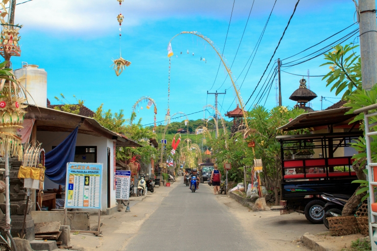 Akses jalan utama di Nusa Lembongan / dap