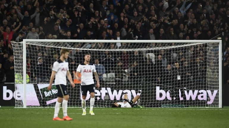 Pemain Tottenham termangu usai kalah dari West Ham (sport.detik.com)