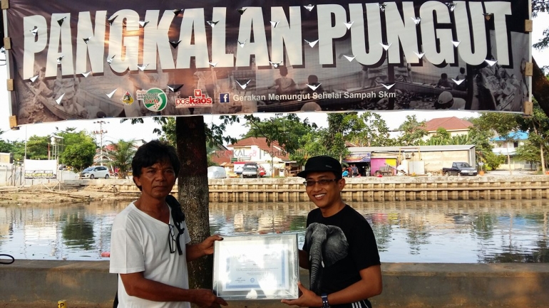 Misman (kiri), menerima penghargaan dari PWI Kaltim. Dedikasinya untuk Sungai Karang Mumus di Samarinda tak diragukan lagi. foto: dok Misman. 