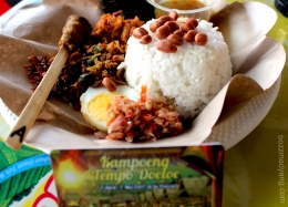 Nasi campur komplit khas Bali. (Foto bozzmadyang.com)