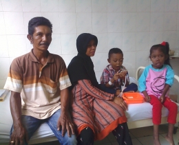Keluarga Pak Zainal. Marniati (paling kanan bercelana merah) usai menjalani tes laboratorium di rumah sakit yang menunjukkan kesehatannya berangsur normal setelah mengkonsumsi jus mengkudu dan rebusan daun pepaya selama 6 bulan. (dok pri).