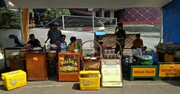 Kerak telor dan rujak. (Foto bozzmadyang.com)