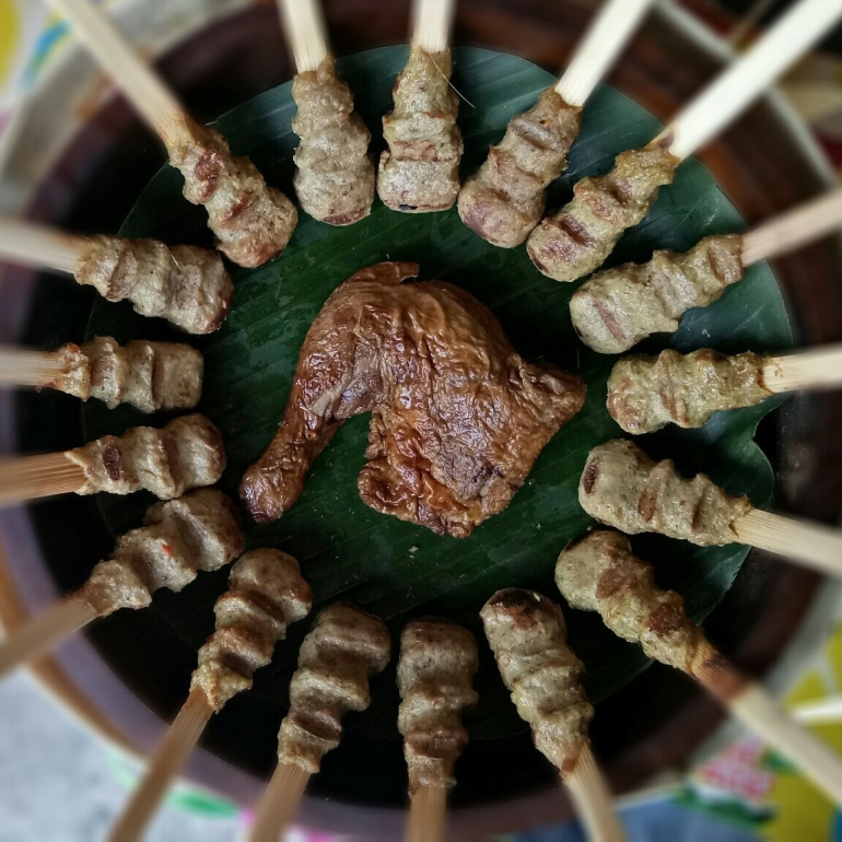 Sate Lilit dan ayam betutu. (Foto bozzmadyang.com)