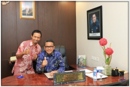 Seorang stafNA berfoto dengan Sekjen APKASI (kanan) di ruangannya di Sekretariat APKASI, Gedung Sahid Sudirman Center Lantai 21 Jakarta (05/05).