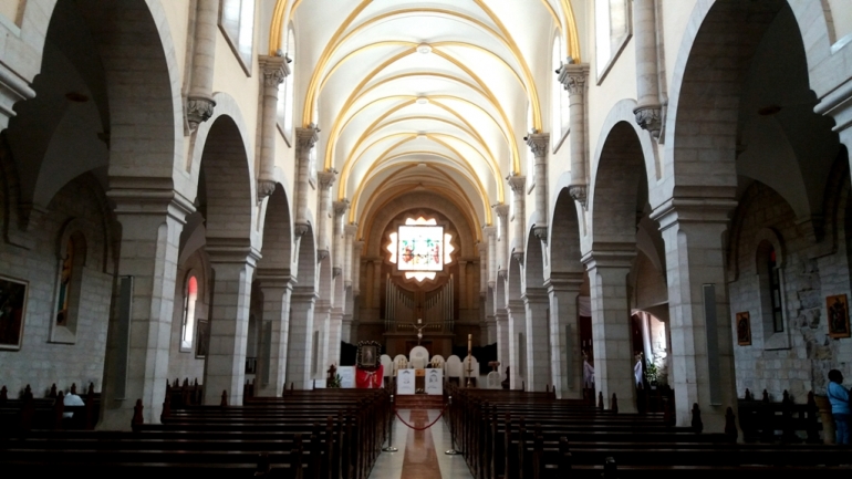 Interior Gereja St. Catherine (DokPri)