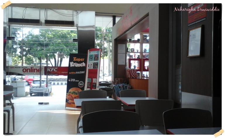 Bagian dalam restoran KFC, di sampingnya ada toko buku. Dok pribadi