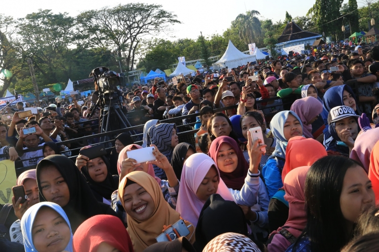 Ribuan penonton memadati Alun-Alun Kota Kraksaan