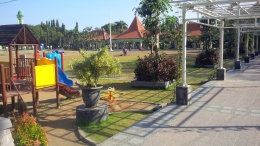 Tanaman dan taman sekitar alun-alun yang masih utuh usai acara 