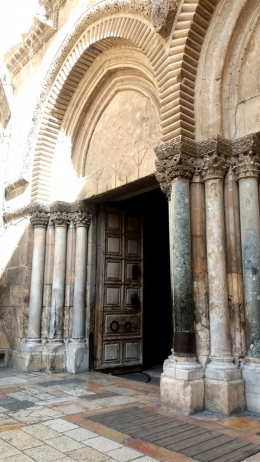 Pintu Masuk Gereja Makam Kudus (DokPri)