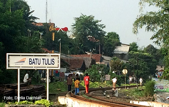 Stasiun Batutulis konon didirikan tepat pada sudut parit Pakuan