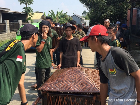 Dongdong atau pikulan berisi penganan dan minuman