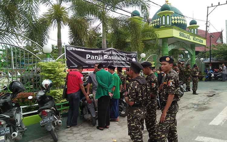 Anggota Banser dan Ansor Kabupaten Kotawaringin Barat mengawasi tablig akbar HTI di Pangkalan Bun, Minggu, 9 April 2017