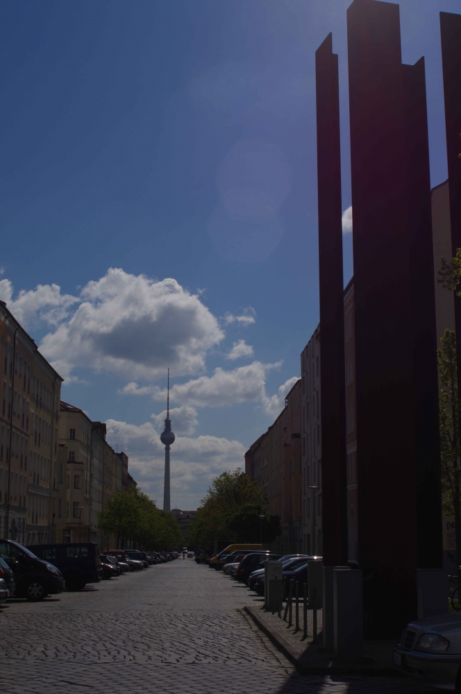 Menara TV simbol kejayaan Jerman timur dilihat dari Bernauer Strasse. Pilar di sebelah kanan adalah penanda menara jaga.