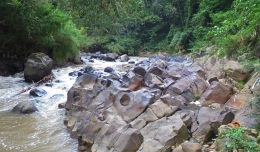 Watu Gambang di Sungai Waru yang tak pernah kering (foto: dok pri)