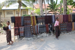 Penjual kain tenun di Desa Sikka, Flores. (Sumber: Facebook Asita DK)