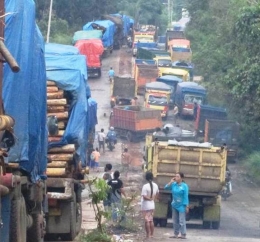 Kesemrawutan dan kemacetan jalan yang dilewati angkutan batubara dan kayu menghiasi kondisi jalanan di Prabumulih. Foto DOKPRI