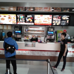 suasana kfc salemba (sumber: dokumentasi pribadi)