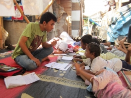 Supian sedang mengajar anak-anak . 