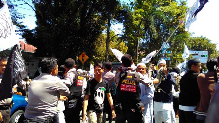 HTI terlibat bentrok dengan Banser Pemuda Ansor di Makassar, beberapa waktu lalu. Foto : Tribunnews.com