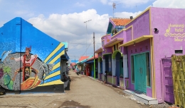Pemandangan penuh warna di salah satu sudut jalan Kampung Kelir Kalibuntu