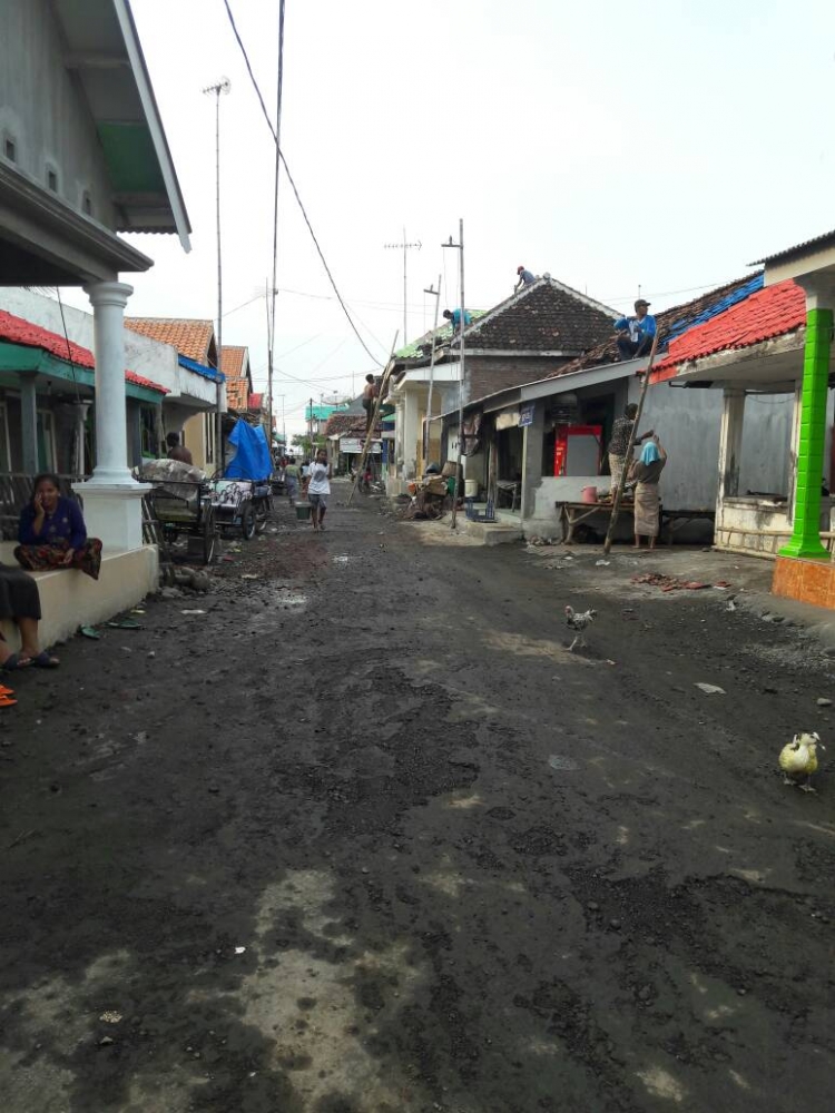 Salah satu ruas jalan Desa Kalibuntu sebelum dicat warna-warni