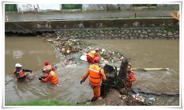 Pasukan oranye sedang membersihkan Ciliwung (Foto: Dinas Kebersihan DKI Jakarta)