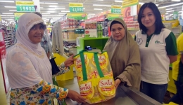 PT Hero Supermarket Tbk Bagikan Ribuan Tas Daur Ulang milik Soffia Seffen, (HARIANRIAU.co)