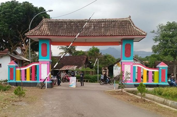 Gapura gerbang Kampung Pelangi (foto: dok pri)