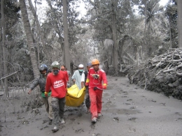 Eko saat melakukan evakuasi korban letusan G. Merapi (2010).