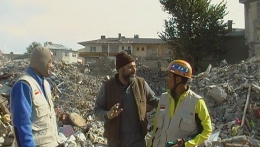 Bersama warga yang menjadi korban gempa bumi Turki (2011).