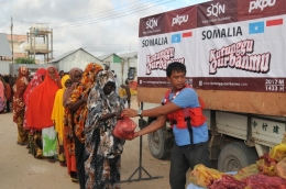 Eko sedang mendistribusikan bantuan daging Qurban di lokasi pengungsian Al-Adala, Mogadishu, Somalia 15 November 2012. 